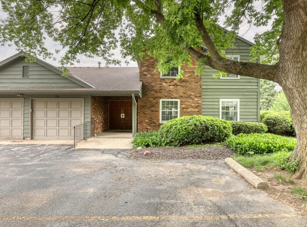 735 S Imperial Dr, Hartland, WI 53029