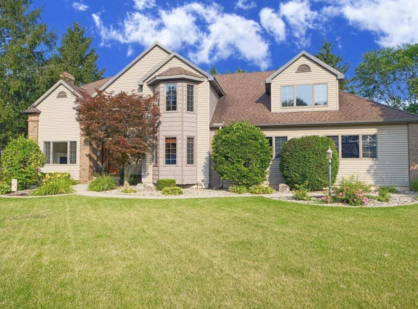 1114 Beechwood Drive, Nappanee, IN 46550-1128
