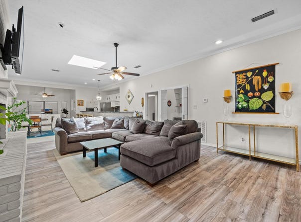 11009 Pinehurst DR, Austin, TX 78747