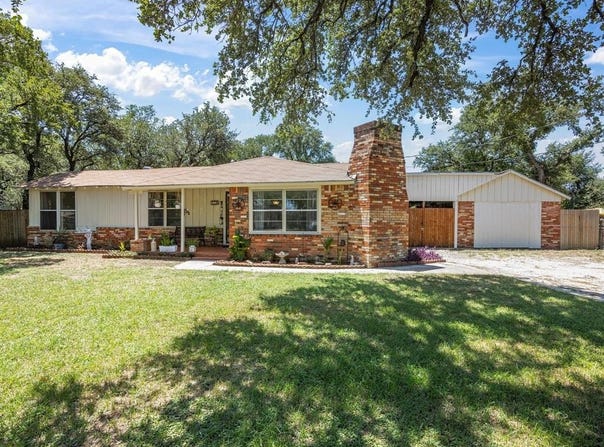 715 Lakeside Drive, Azle, TX 76020
