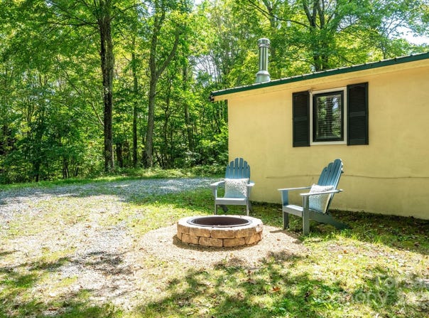 2777 Hickory Nut Gap Road, Newland, NC 28657