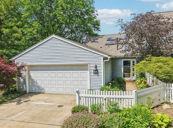 838 Lynnhaven Ln, Akron, OH 44313