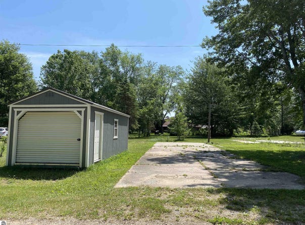 314 YELLOW PINE CIRCLE, CADILLAC, MI 49601