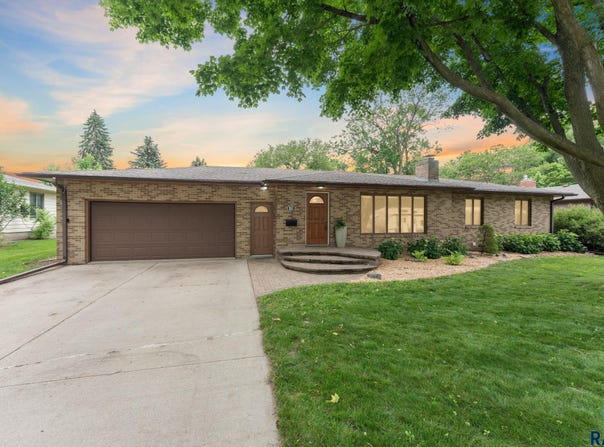 931 Crestview Dr, Vermillion, SD 57069