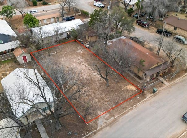 527 Juarez, Uvalde, TX 78801