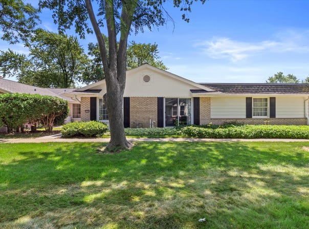 5300 Woodbridge Ln, Greenfield, WI 53221