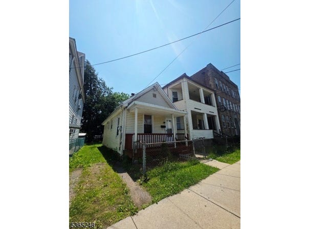 32 Van Winkle Ave, Garfield City, NJ 07026-3329