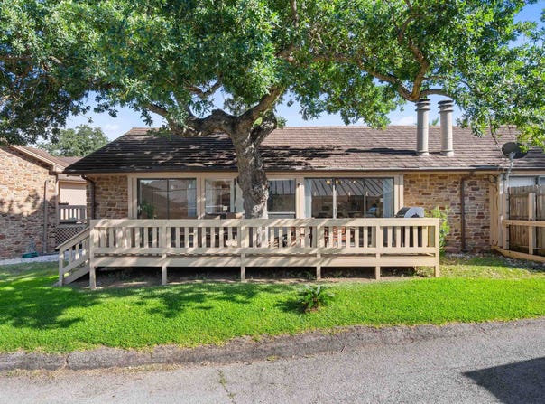 109 Dawn No 2, Horseshoe Bay, TX 78657