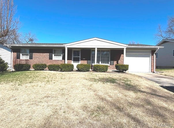 917 Wilmington Drive, St Charles, MO 63301