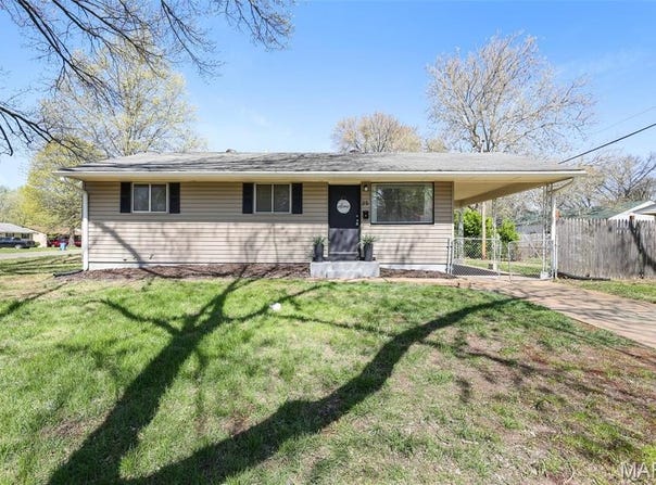 35 Florissant Park Drive, Florissant, MO 63031