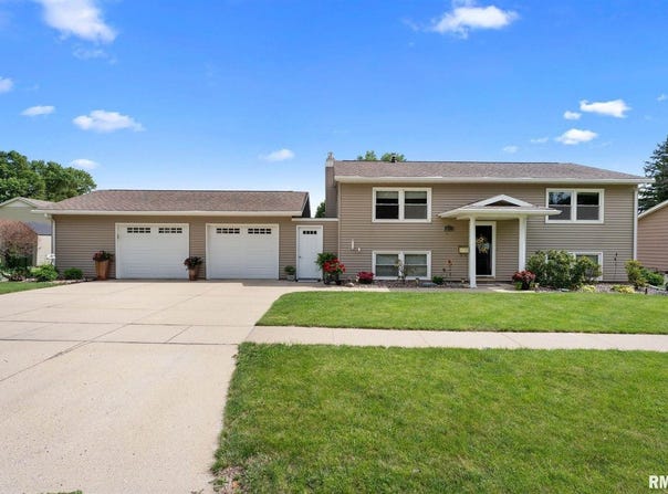 911 3RD Street, De Witt, IA 52742