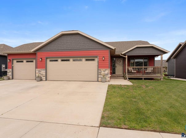 218 Creekside Ave, Harrisburg, SD 57032-2495