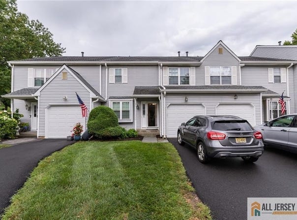 17 Heritage Court, Ewing, NJ 08628
