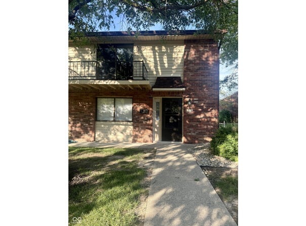 971 Greenwood Trail W Drive, Greenwood, IN 46142
