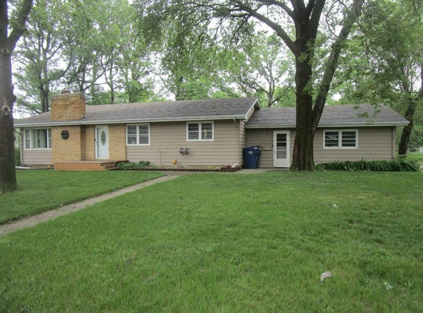 1121  10th St, Hawarden, IA 51023