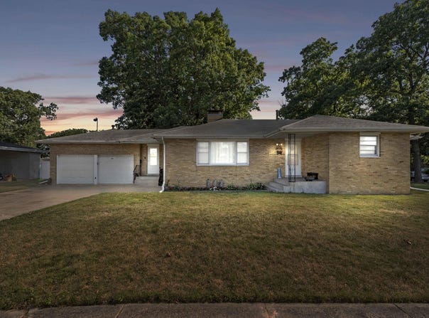 921 W 3rd Place, Hobart, IN 46342
