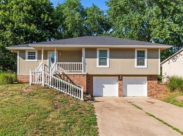 1916 NE Patterson Drive, Lee's Summit, MO 64086