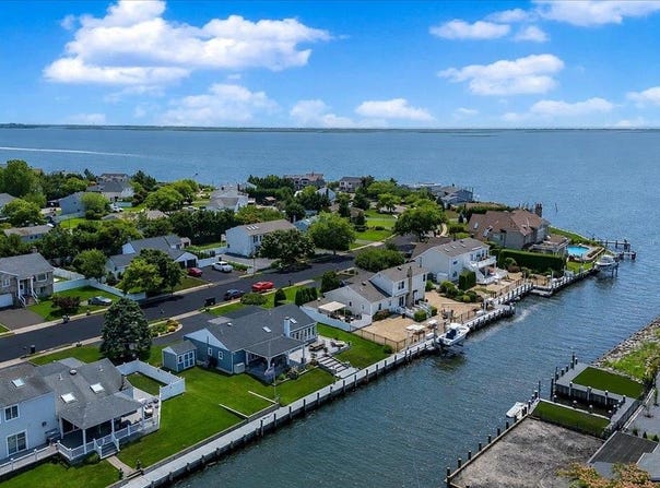 31 Shore Drive W, Copiague, NY 11726