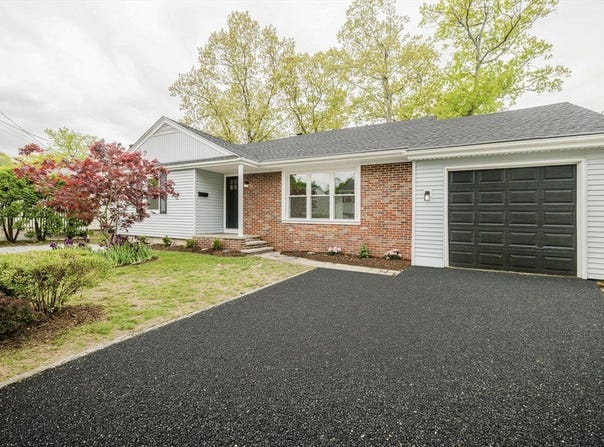 25 Pensaukee Ave, North Providence, RI 02911