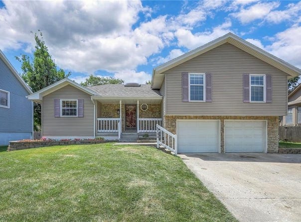 1733 NE Ridgeview Drive, Lee's Summit, MO 64086