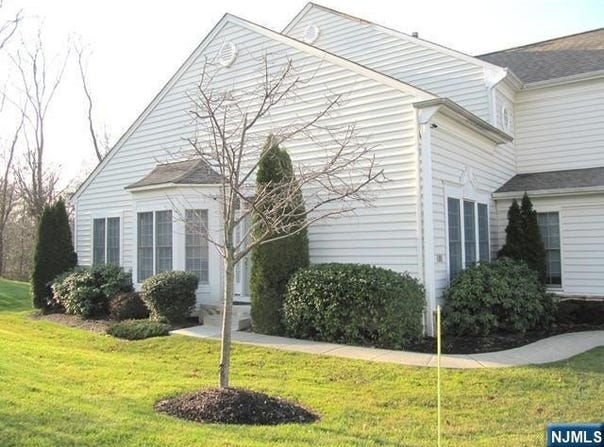 85 Buckthorn, Paramus, NJ 07652