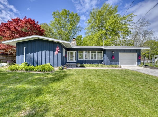310 W Broadway, Suttons Bay, MI 49682