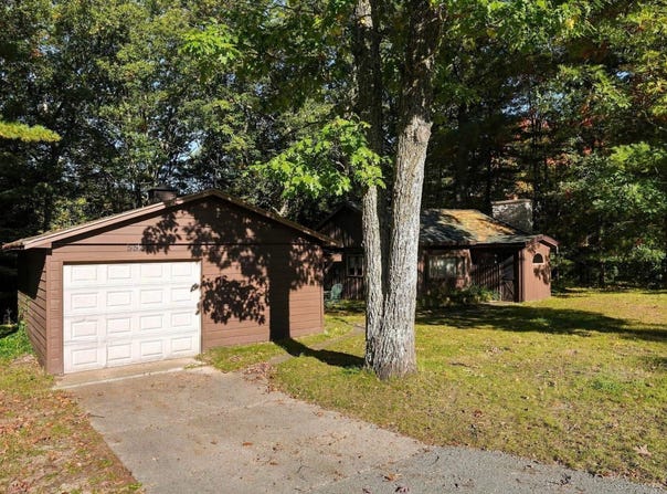 5522 Karlin Road, Interlochen, MI 49643
