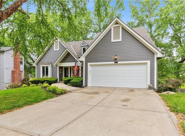 4011 NE Woodridge Drive, Lee's Summit, MO 64064