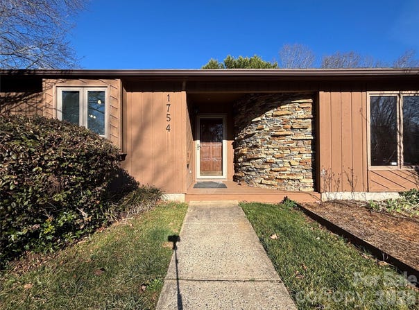 1754 12th Street NE, Hickory, NC 28601