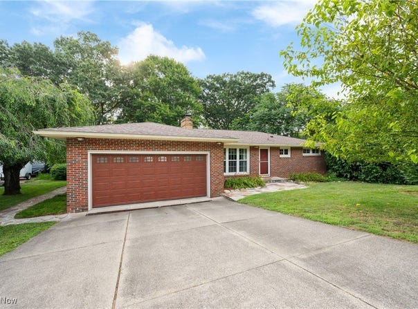 5040 Coleman Drive, New Franklin, OH 44319
