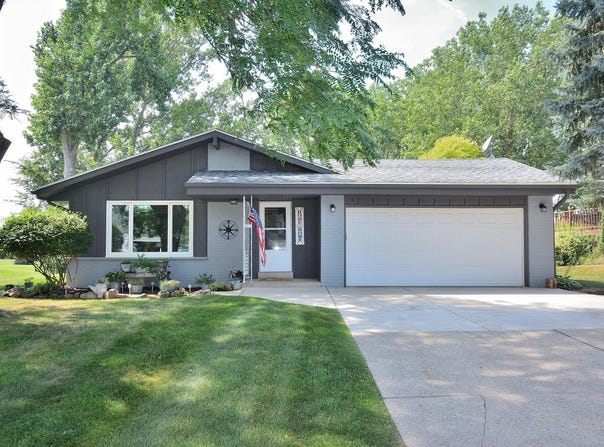 9051 S Carollton Dr, Oak Creek, WI 53154