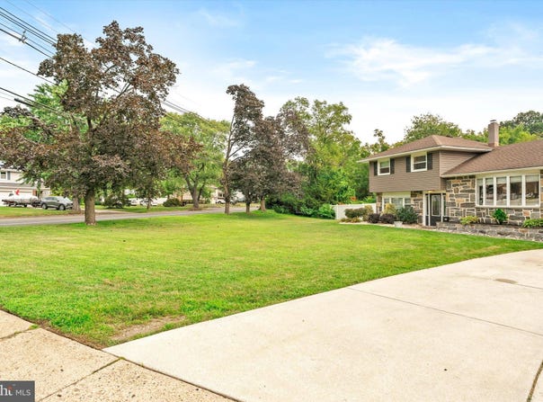 230 STEPHEN DRIVE, CINNAMINSON, NJ 08077