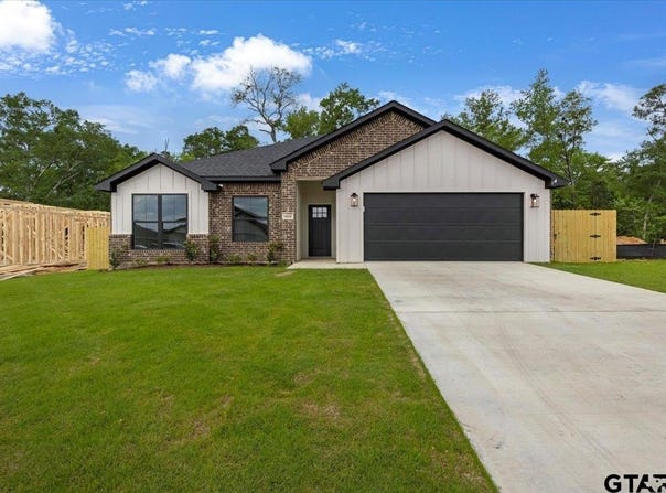 16226 Crossing Circle, Lindale, TX 75771