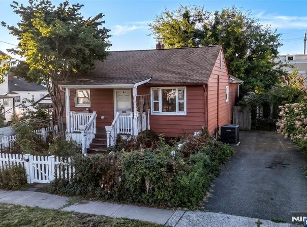 6 Roosevelt Avenue, Totowa, NJ 07512