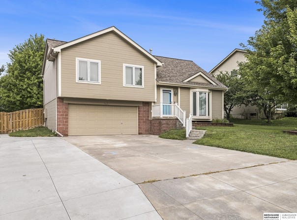 1704 Southview Drive, Papillion, NE 68046