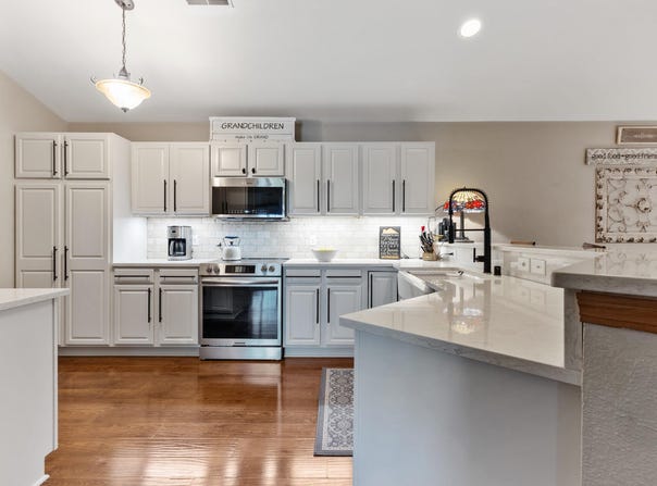 595 Grandview Ct, Pewaukee, WI 53072