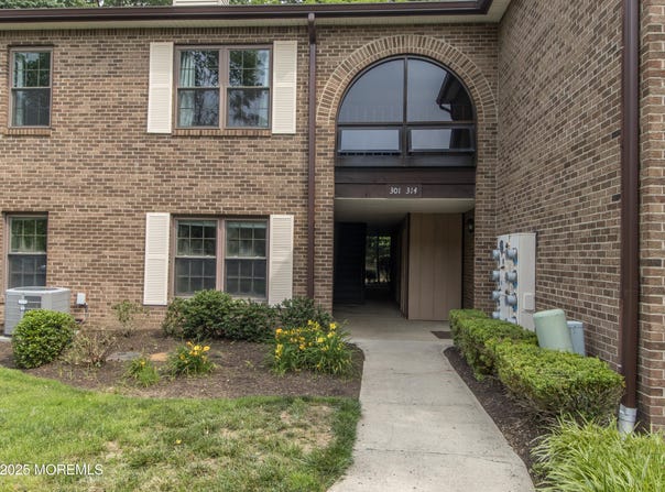 304 Wellington Place, Aberdeen, NJ 07747