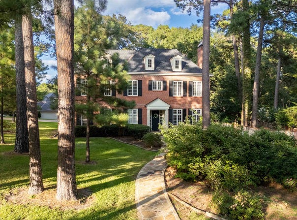301 Hunters Creek Dr, Longview, TX 75605