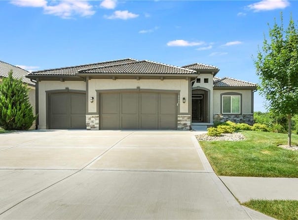 2029 NW Ashurst Drive, Lee's Summit, MO 64081