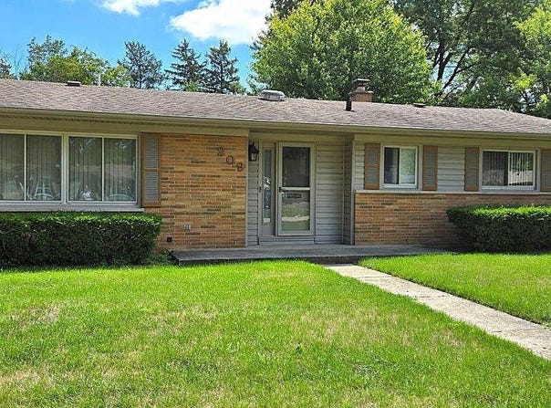 209 Gladys Avenue, Fox River Grove, IL 60021