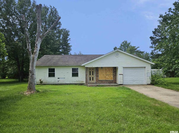 1605 E Pickett Lane, Marion, IL 62959