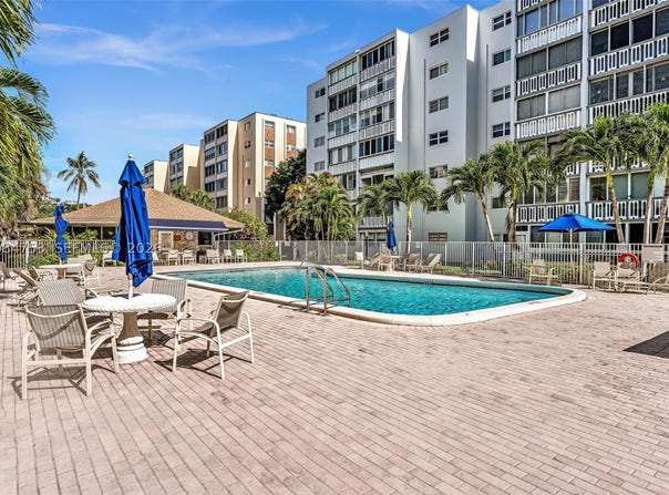 610 NE 12th Ave, Hallandale Beach, FL 33009