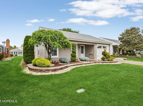 10 Weybridge Place, Manchester, NJ 08759