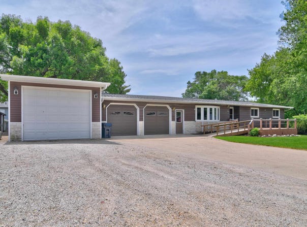 907 A Avenue, Armstrong, IA 50514