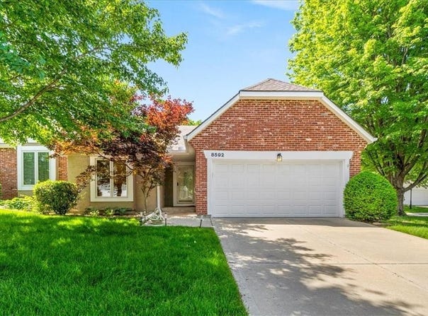 8592 Caenen Lake Court, Lenexa, KS 66215