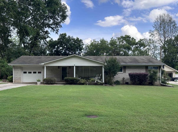 194 Valley View Dr, Russellville, AL 35653