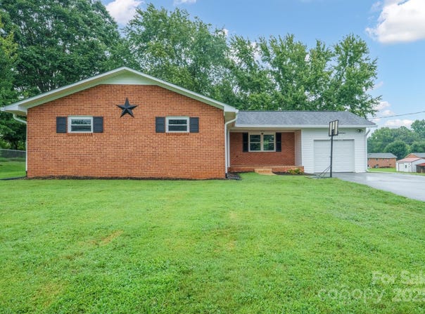 329 Chestnut Street, Yadkinville, NC 27055