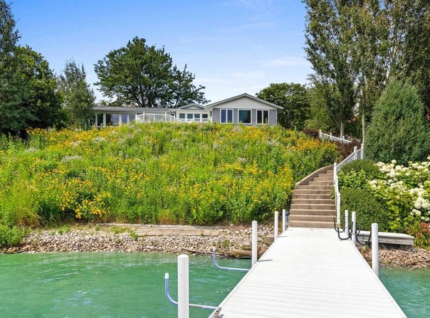 2057 LOST DAUPHIN Road, DE PERE, WI 54115-1605