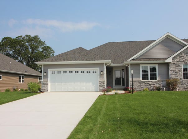 5240 Briarwood Cir, Racine, WI 53402