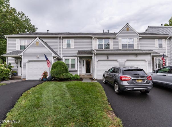 17 Heritage Court, Ewing, NJ 08628